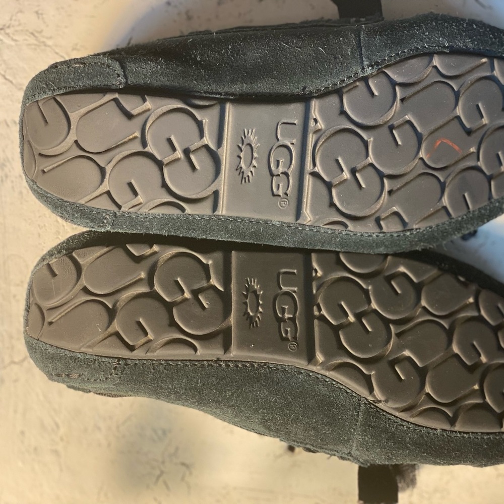 UGG Kids Moccasins in Forest Black Details - Picture 5 of 11